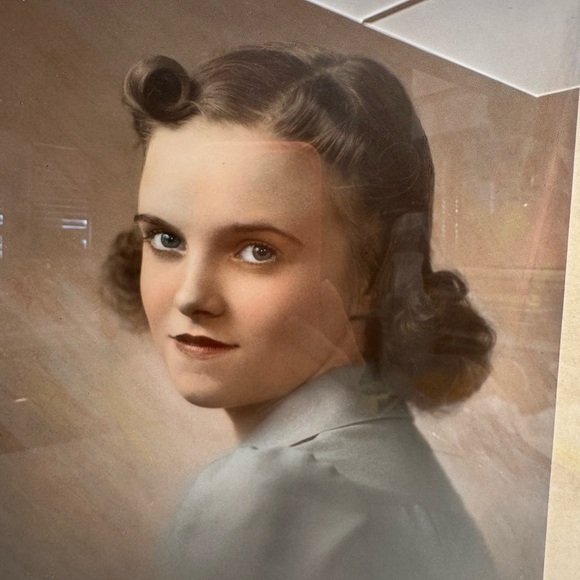 Vintage Picture Photo Frame Gold Tone Woman Girl 1940s Pin Curls - Picture 3 of 9